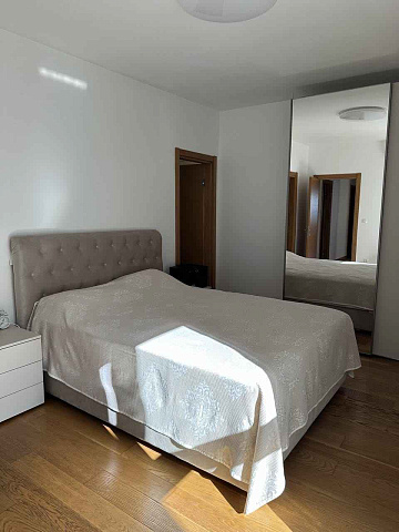 Geräumige Wohnung mit Meerblick in Rafailovići — 122 m², Garage inklusive